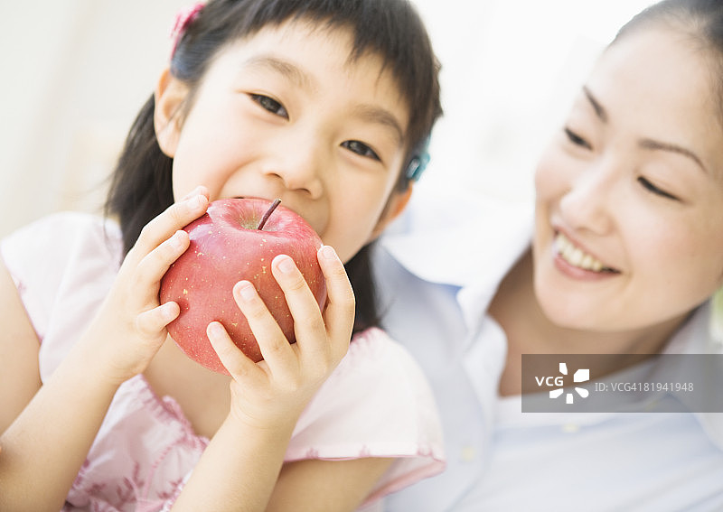 女孩吃苹果图片素材