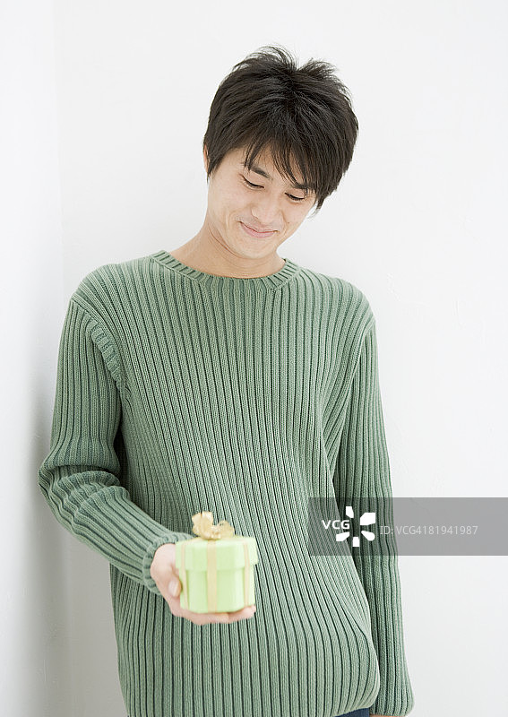 拿着礼物的男人图片素材