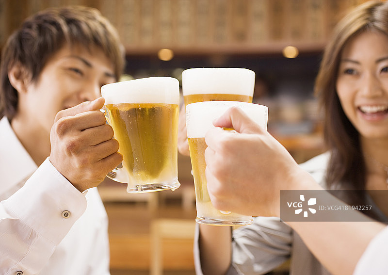 举杯庆祝的年轻人图片素材