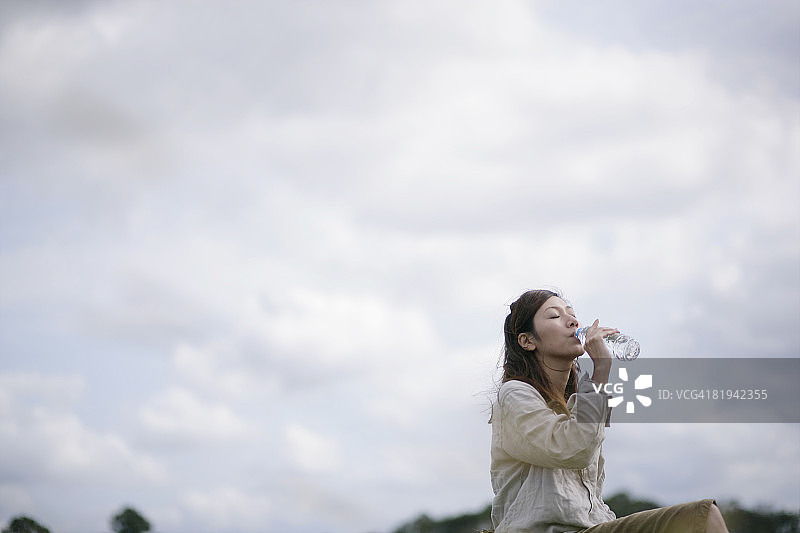 女人喝水图片素材