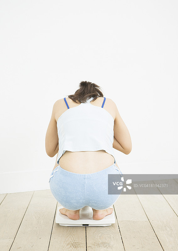 女人上体重秤图片素材