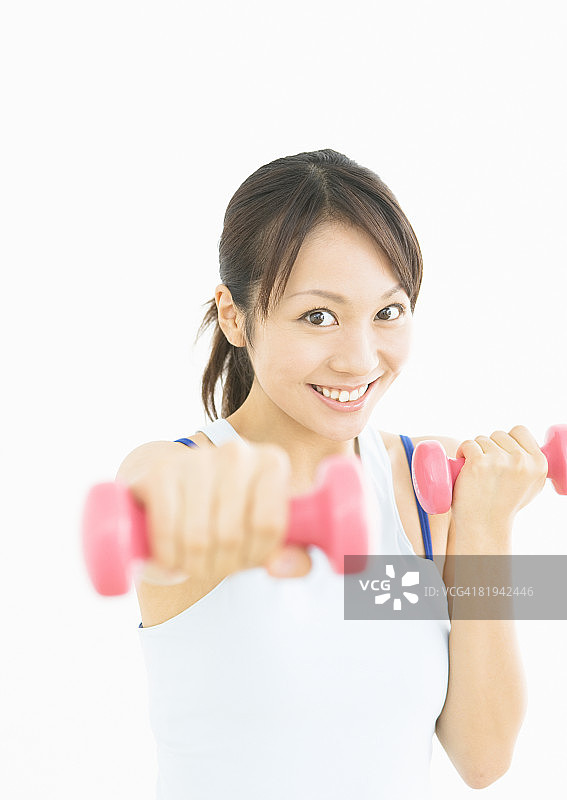用哑铃锻炼的女人图片素材
