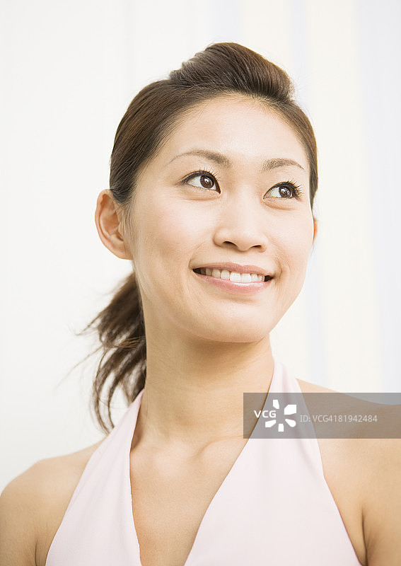 一个年轻的女人图片素材
