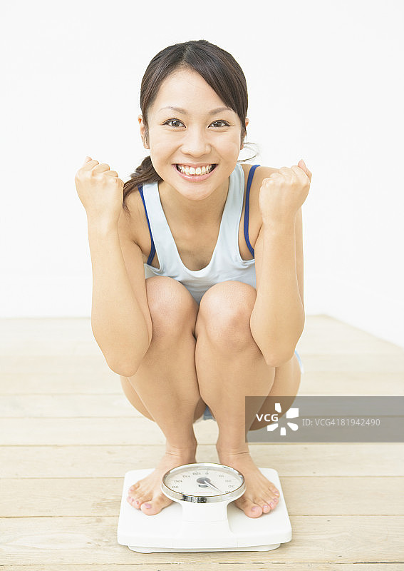 女人上体重秤图片素材