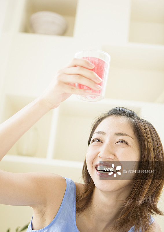 一个年轻的女人图片素材