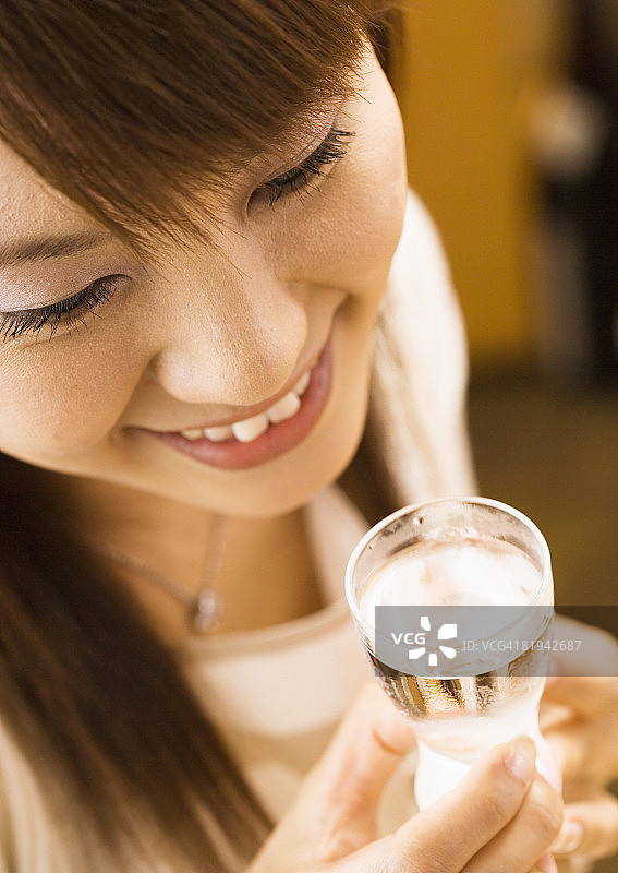 女人喝日本清酒图片素材