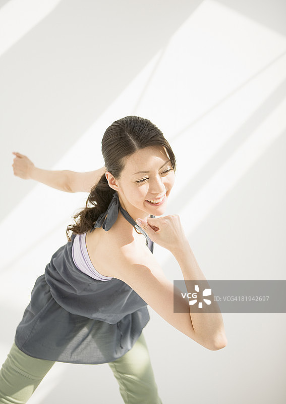 女人做伸展运动图片素材