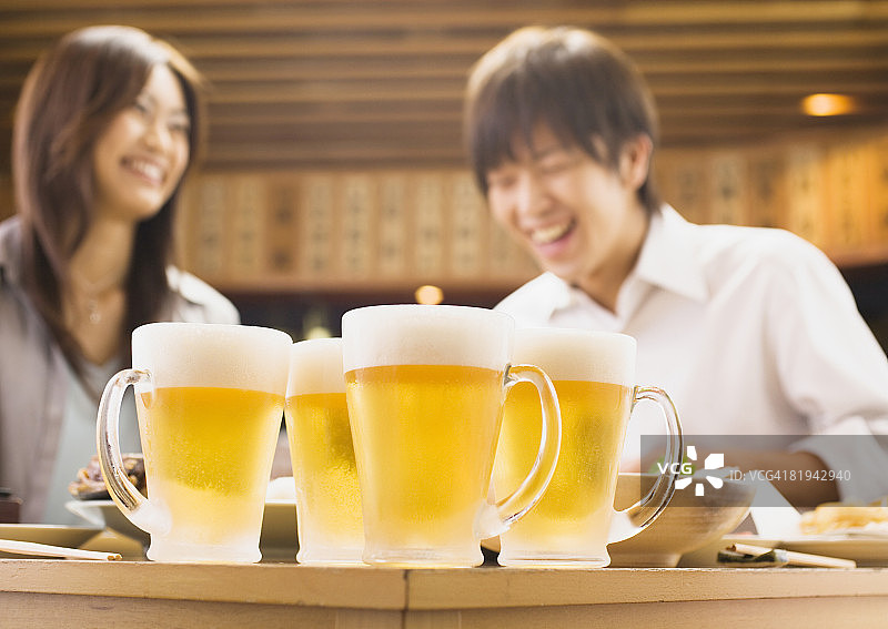 情侣在酒吧喝啤酒图片素材