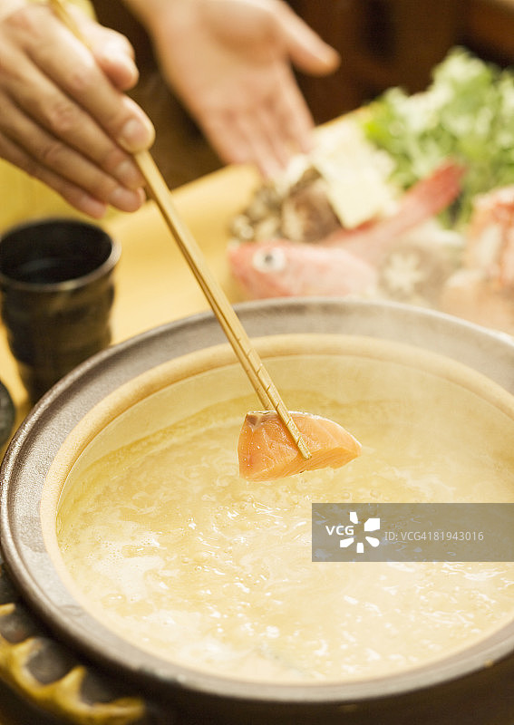 准备日式杂烩的女人图片素材