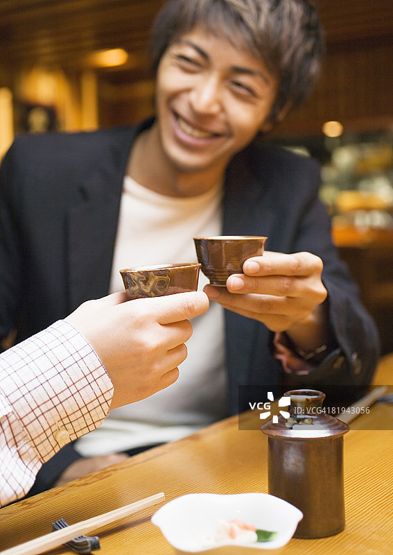 男人敬酒图片素材
