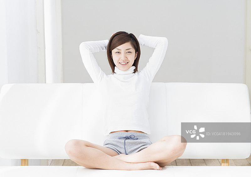 一个年轻的女人图片素材