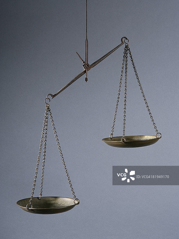 灰色背景下的不平衡秤图片素材