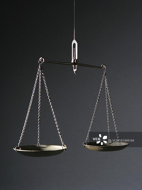 灰色背景上的平衡秤图片素材