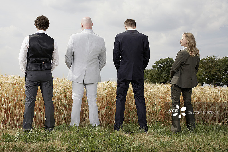 商务旅行中的几个人和汽车图片素材