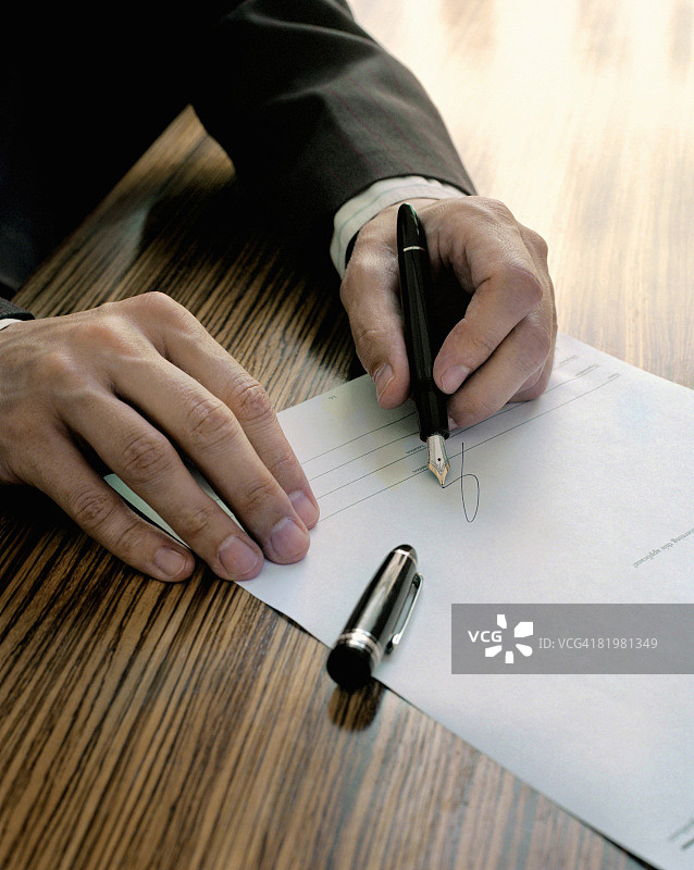 男人签署文件图片素材