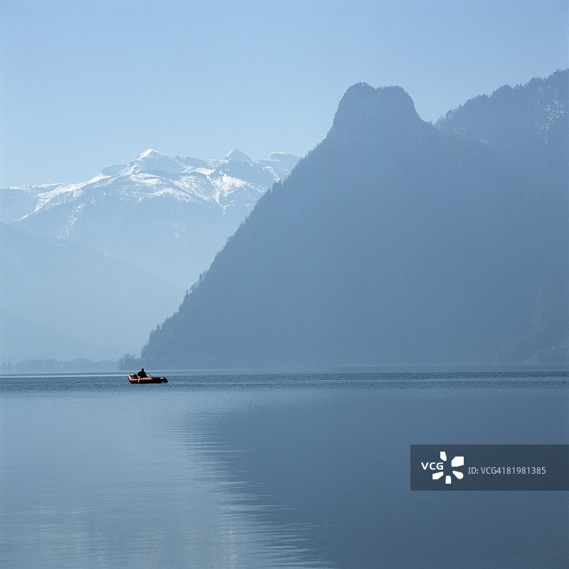 在奥地利萨尔茨卡默古特特劳恩湖乘坐充气筏的匿名人士图片素材