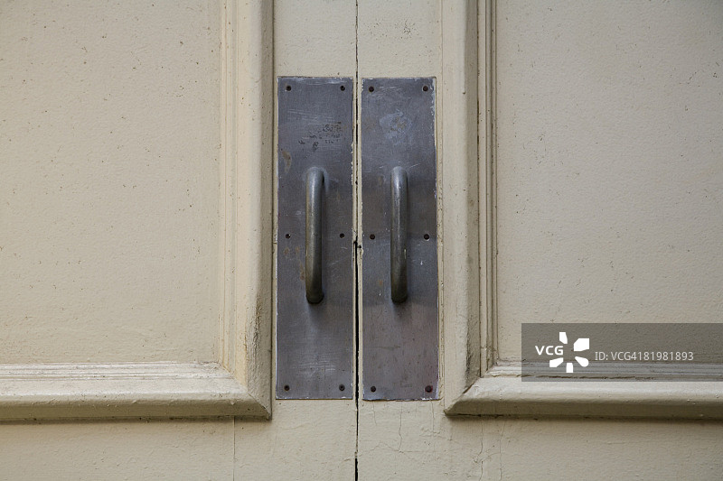 两扇关闭的门图片素材