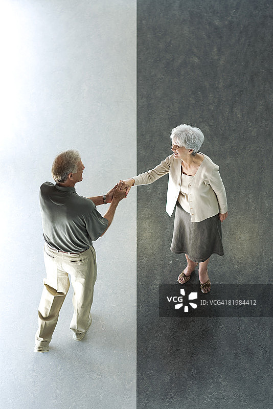 男人与女人握手（高角度）图片素材