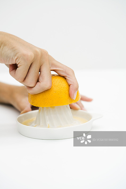 女人榨橙汁特写镜头图片素材