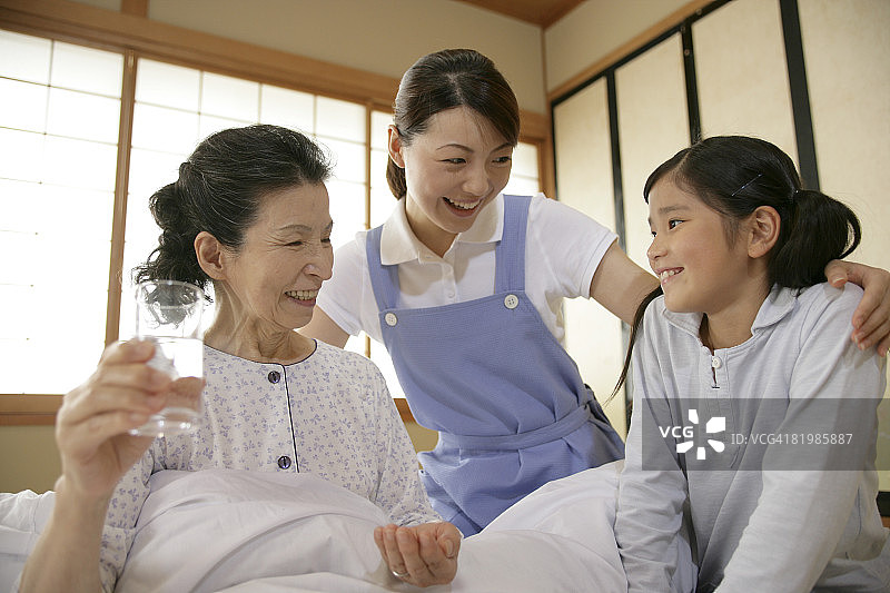 一小群拥抱的女人图片素材