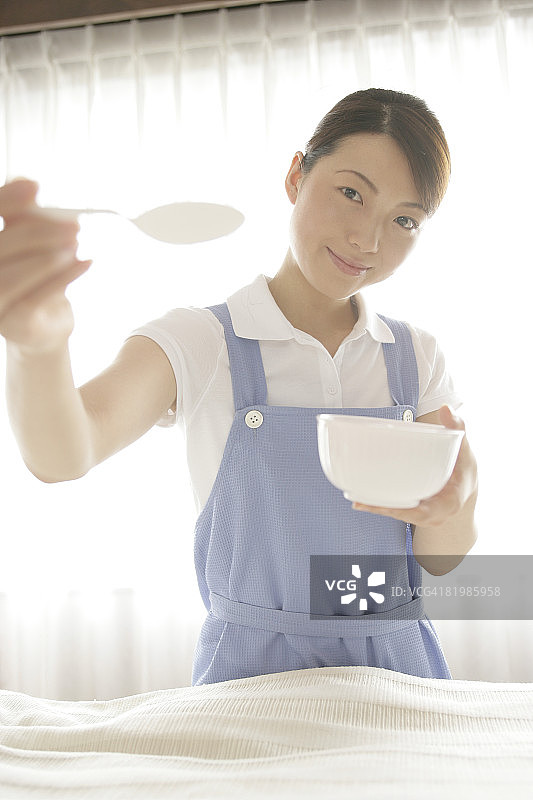 女人拿着碗和勺子图片素材