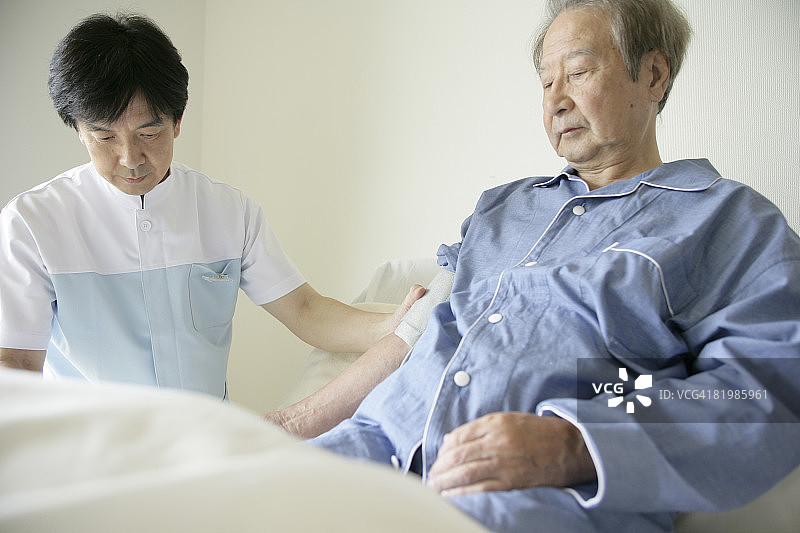 男护士照顾中年病人的需求图片素材
