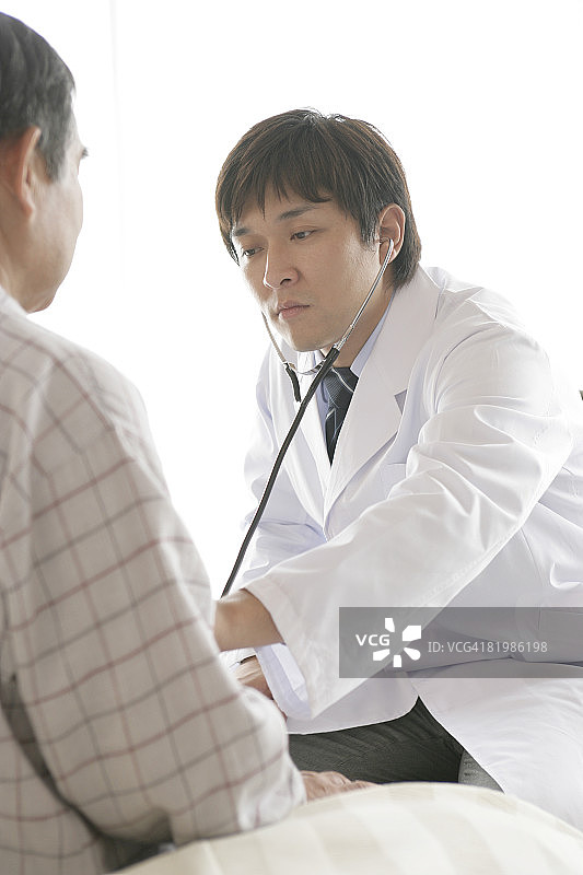医生检查老年患者图片素材