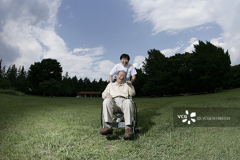 坐在轮椅上的年长男人与男护士的肖像图片素材