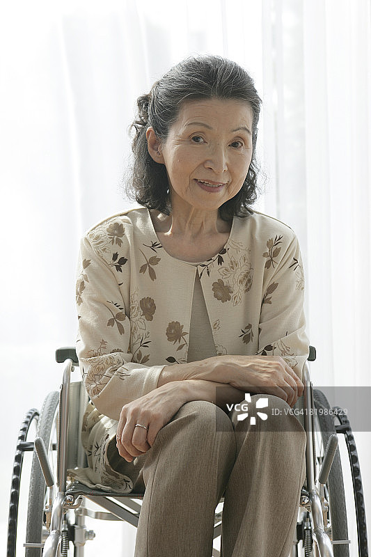 坐在轮椅上的中年妇女图片素材