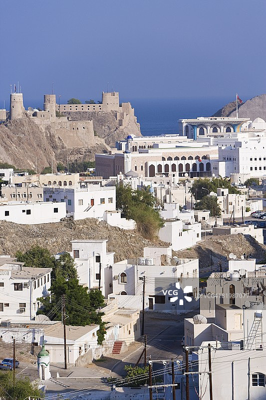 阿曼马斯喀特，俯瞰米拉尼堡、政府建筑和苏丹皇宫图片素材