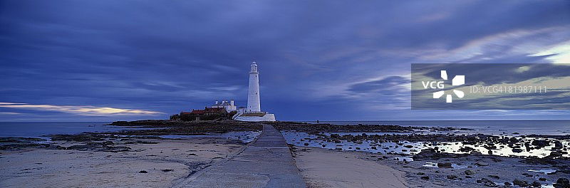 暴风雨天气下的圣玛丽灯塔和圣玛丽岛（英国泰恩-威尔郡惠特利湾附近）图片素材