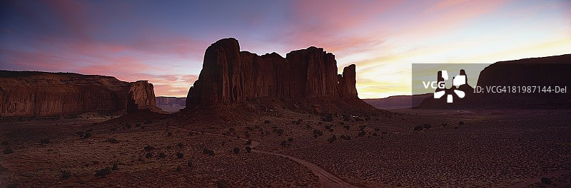 纪念碑谷部落公园的三姐妹峰黄昏景色，亚利桑那州，美国图片素材