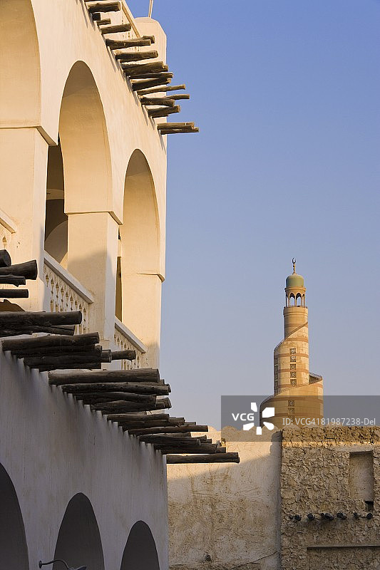 修复后的瓦吉夫老市场，拥有泥土覆盖的商店、外露的木梁以及基于伊拉克萨迈拉大清真寺的卡西姆·达尔维什·法赫鲁伊斯兰中心的螺旋清真寺，卡塔尔多哈，中东图片素材