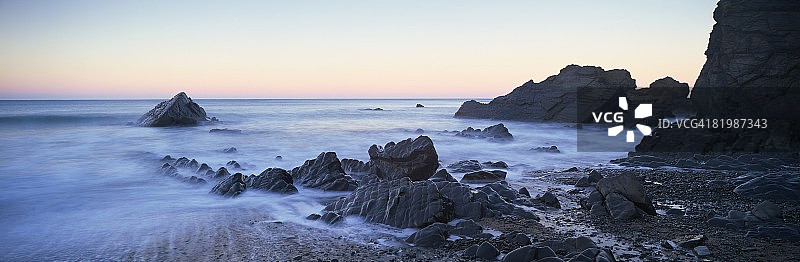 黎明时分的桑迪茅斯海滩，位于英国康沃尔布德附近图片素材