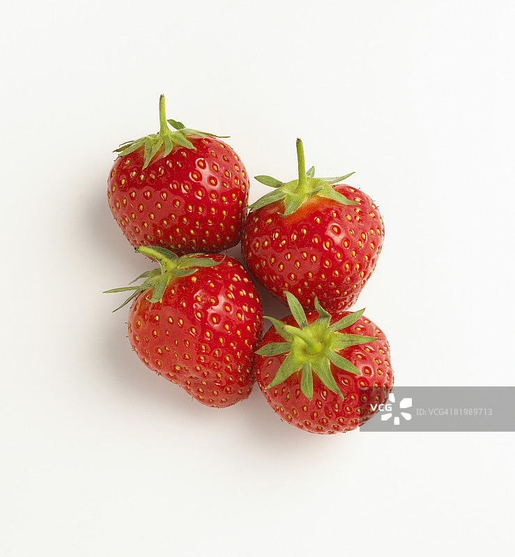 四颗成熟的草莓图片素材