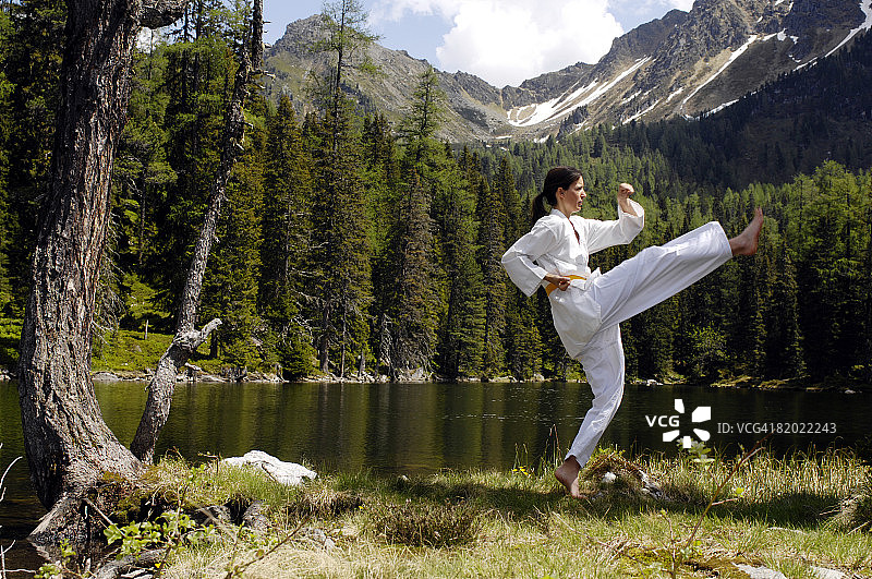 年轻女人练习跆拳道图片素材