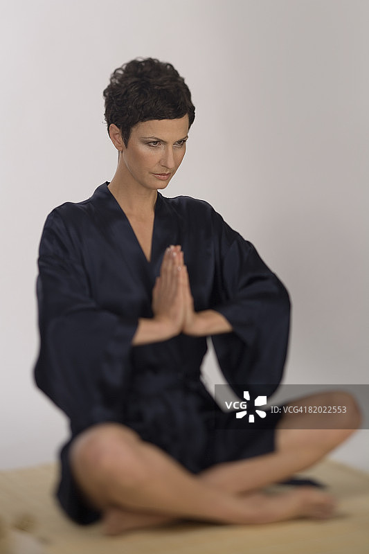 女人做瑜伽图片素材