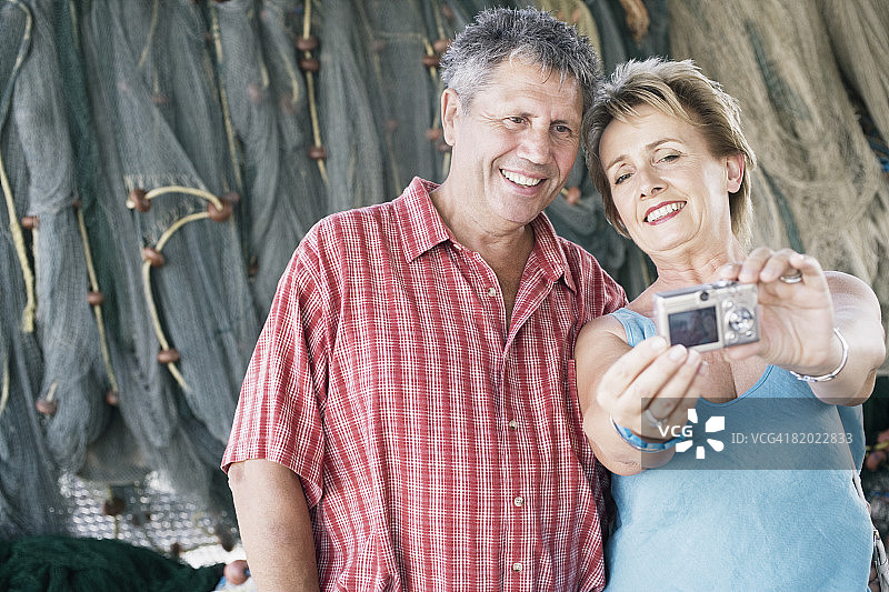 中年妇女与年长的男人自拍特写图片素材
