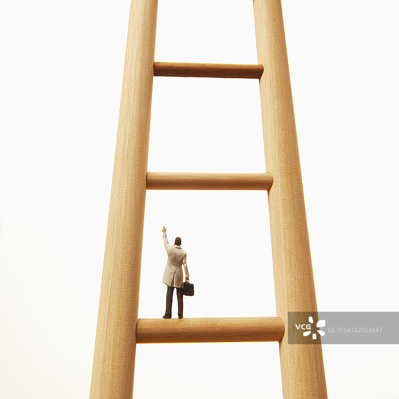 梯子上挥手的人造男人图片素材