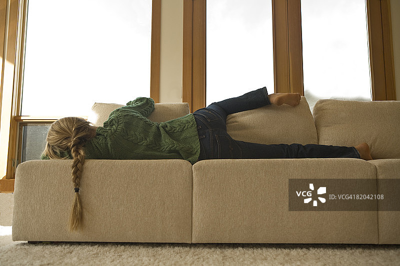 少女在沙发上放松休息图片素材