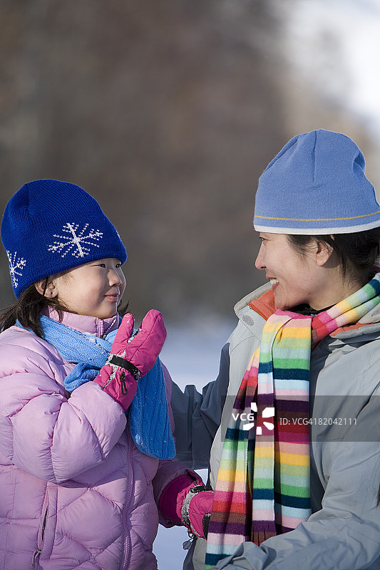 母女在雪地里玩耍图片素材
