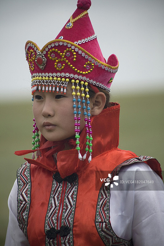 身着迷你那达慕节日传统服饰的女孩图片素材