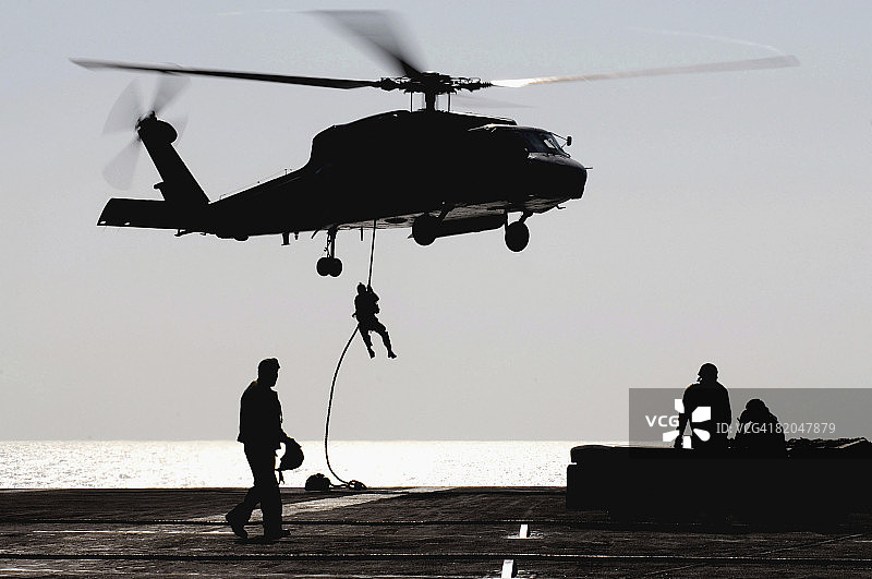 军用直升机飞越航空母舰图片素材