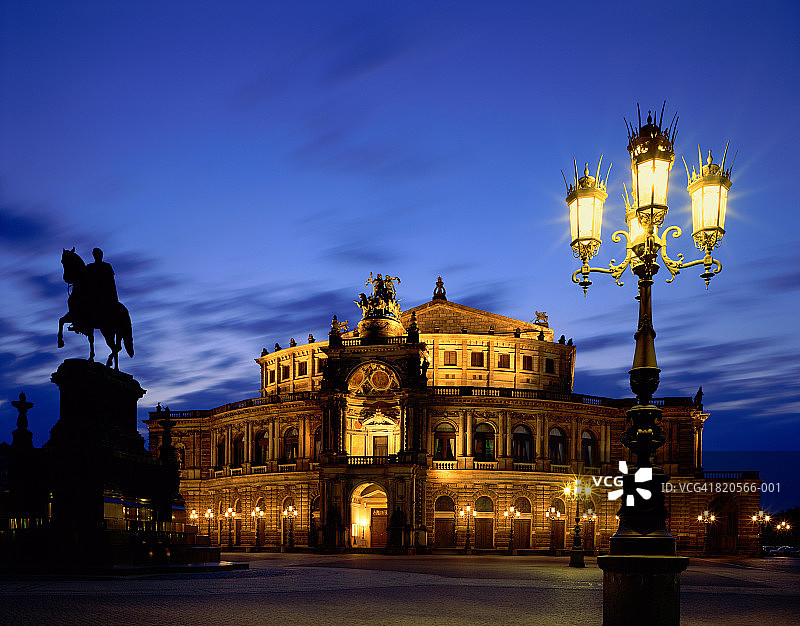 德国萨克森州德累斯顿剧院广场和歌剧院夜景图片素材