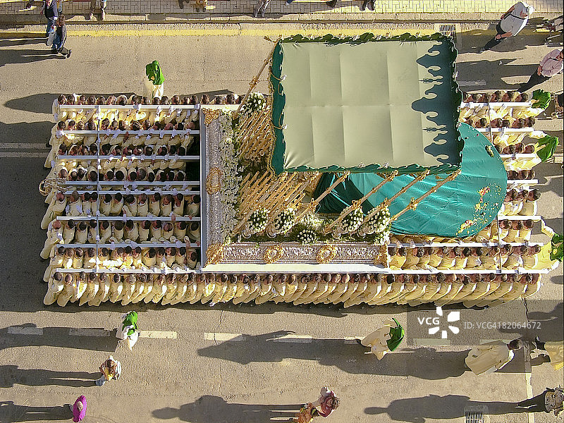 战车：圣周，西班牙马拉加的游行队伍图片素材