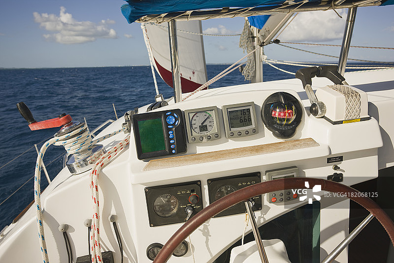带有导航设备和绞盘的双体帆船驾驶舱图片素材