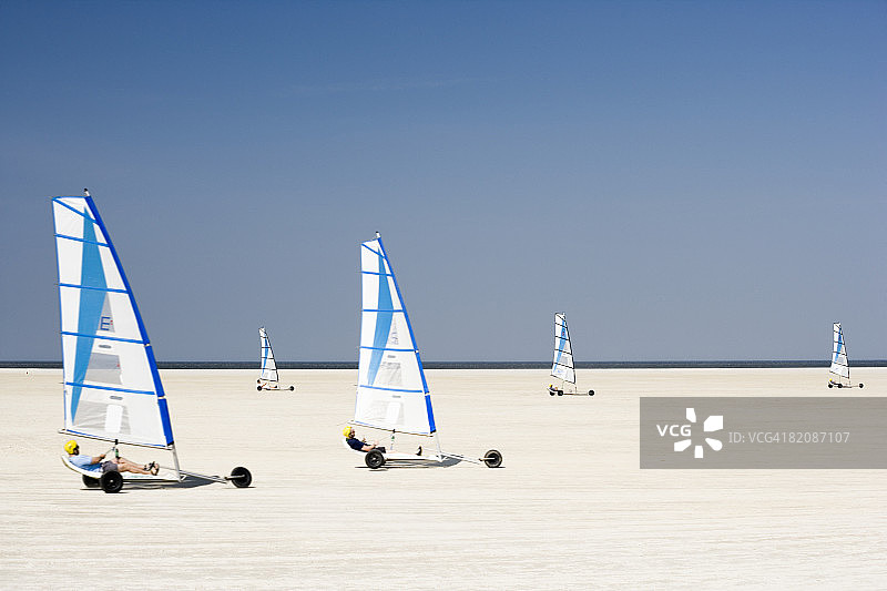 沙滩帆船运动图片素材