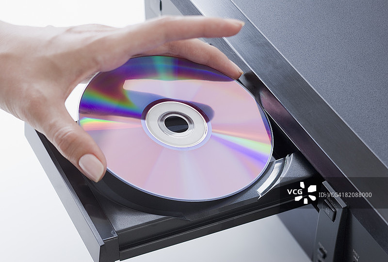 将DVD放入播放器图片素材