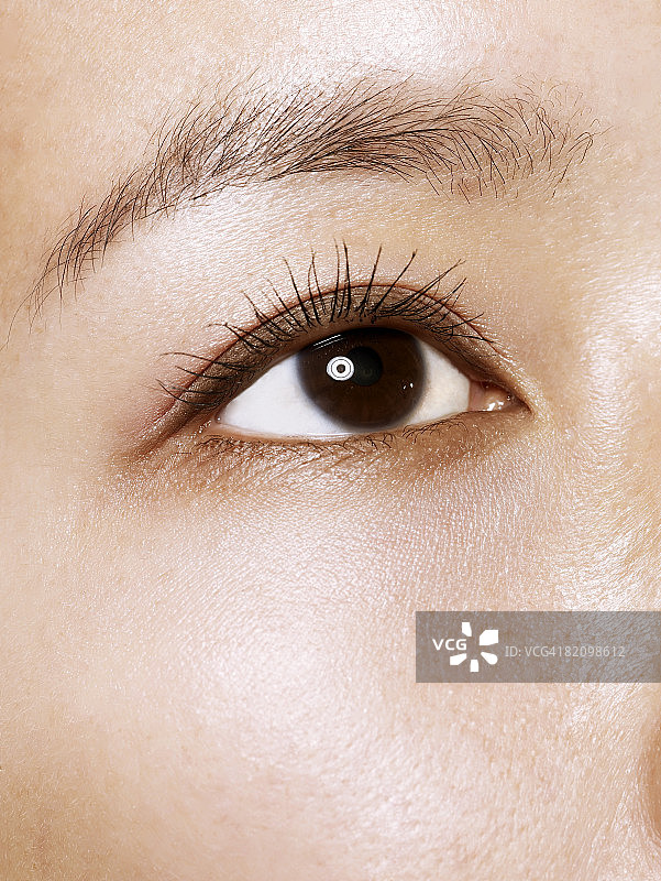 年轻亚洲女性眼睛特写图片素材