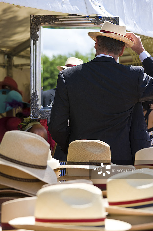 试戴巴拿马帽的男人图片素材